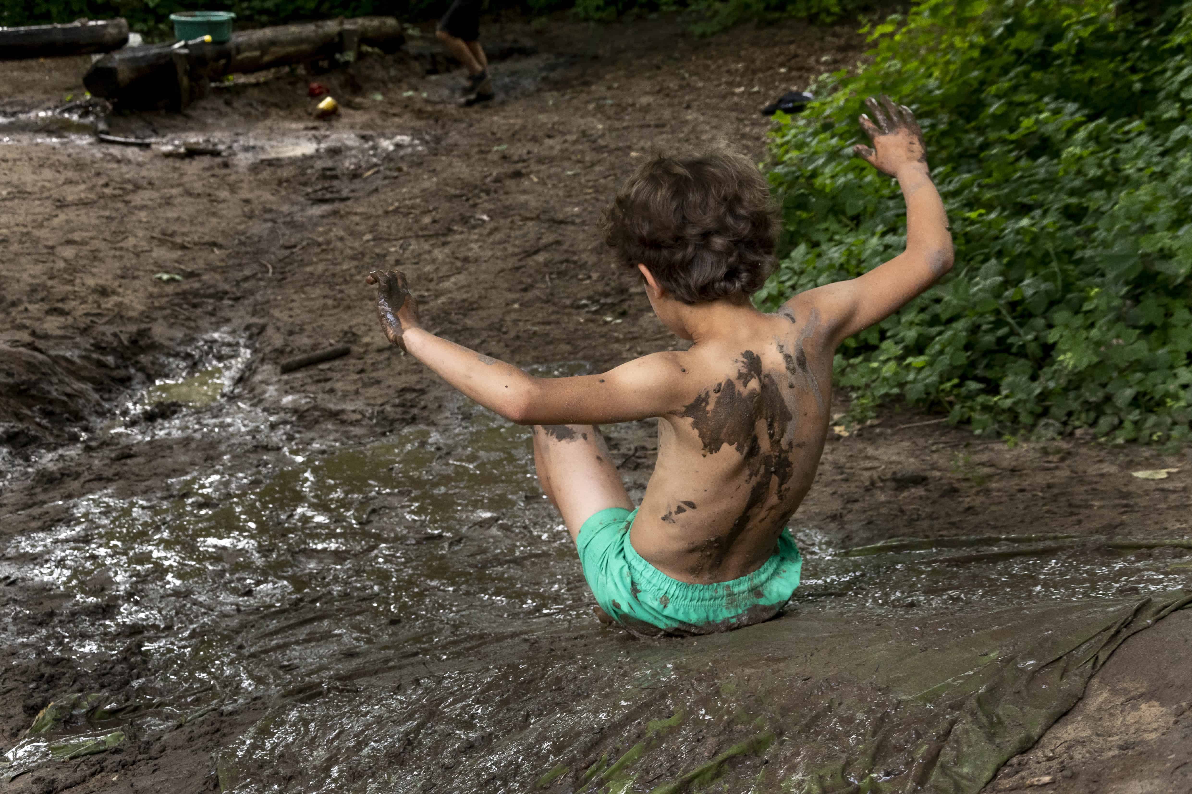 More than 320 locations in Zuid-Holland join ModderDag on 29 June, giving children space to play freely with mud, sand and water.